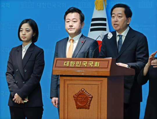 지난 1월22일 금태섭(오른쪽) 새로운선택 공동대표가 국회 소통관에서 김용남(가운데) 개혁신당 정책위의장과 함께 검찰개혁 관련 정책을 발표하고 있다. 왼쪽은 새로운선택에 합류, 정의당 탈당을 예고한 류호정 의원.<연합뉴스 사진>